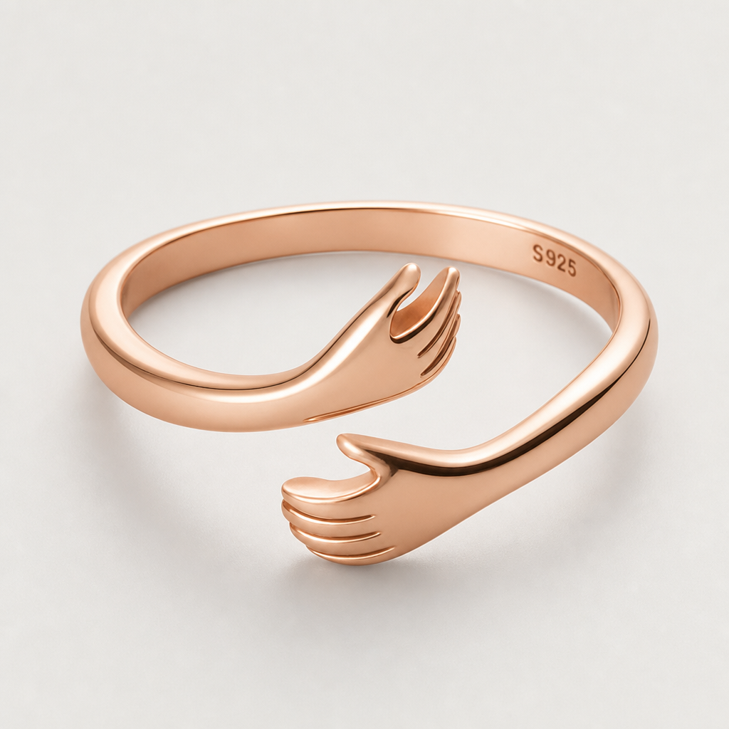 Zilveren ring (925) met twee handen in een omhelzing, symbool van liefde en vriendschap.